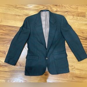 Men’s suit jacket assembled in the Dominican Republic.